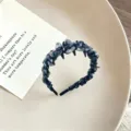 Nahaufnahme des dunklen, netzumwickelten Haarreifs mit Zähnen, ideal für Alltag und Gesichtswäsche. - Blau Blumen