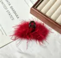 Vue détaillée d'une pince à cheveux en plumes d'autruche rouges, accessoire hivernal. - 8cm / Rouge Écarlate