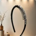Gros plan détaillé du serre-tête étincelant en strass avec des dents antidérapantes, noir chic. - Blanc