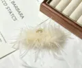 Pince à cheveux en plume d'autruche duveteuse grand accessoire élégant d'hiver pour femmes. - 8cm / Blanc Cassé