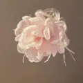 Pince à cheveux fleur en maille rose douce avec plumes blanches, accessoire élégant. - Rose