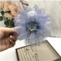 Gros plan détail de la grande pince à cheveux fleur en maille violette avec chaînes. - 11cm / Bleu