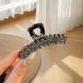 Vue détaillée d'une pince à cheveux noire en strass avec lettrage Smile, élégante et brillante. - Style Épi de Blé (D133) / 7cm / Noir