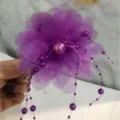Pince a cheveux elegante en filet violet avec chaine de perles et plumes pour les femmes. - Pince à Fleurs de Perles (A145) / 13cm / Violet