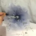 Pince à cheveux pivoine en organza gris avec chaînes de perles pour coiffure élégante femme - 13cm / Bleu