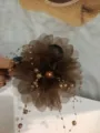 Vue détaillée d'une pince à cheveux fleur en organza marron foncé avec de délicates perles. - Pince à Fleurs de Perles (A145) / 13cm / Café Foncé