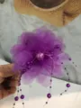 Pince à cheveux fleur en organza violet avec pampilles de perles et plume pour coiffures. - 13cm / Violet