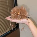 Pince à cheveux fleur en tissu élégante avec pampilles de perles, accessorio duveteux. - 13cm / Café Clair