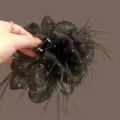 Grande pince à cheveux fleur en maille noire avec strass et plumes pour femmes. - 11cm / Noir