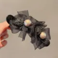 Grote zwarte haarclip van mesh met strik, sprankelende strass-steentjes en parels voor dames. - Goud