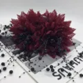 Détail de la pince à cheveux fleur en tissu rouge avec franges de perles noires. - A164 Perlé Double Fleur Rouge