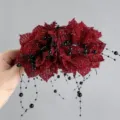 Vue détaillée de la pince à cheveux fleur rouge avec de superbes pampilles de perles. - A177 Strass Double Fleur Rouge