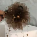 Pince à cheveux fleur en organza marron avec glands de perles pour coiffures élégantes. - Pince à Fleurs de Perles (A145) / 11cm / Café Foncé