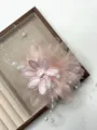 Détail de pince à cheveux fleur rose avec strass étincelants, perles et délicates franges. - 13cm / Rose