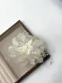 Vue détaillée de la pince à cheveux fleur en maille multicouche avec perles et strass brillants. - 13cm / Beige