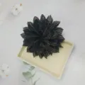 Accessoire de fleur en tissu multicouche sombre, design floral scintillant élégant et polyvalent. - A39 Fleur Unique Marron
