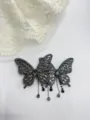 Vue detaillee de la pince a cheveux papillon en cristal scintillant avec pampilles de perles. - Grande Pince Bec de Canard Gland Double Papillon / Noir