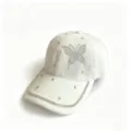 Nahaufnahme einer weißen Plüsch-Baseballkappe mit Strass-Schmetterling und Kristallkette. - Erwachsene, Hutumfang 58cm Verstellbar / Weiß