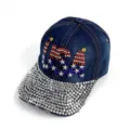 Vue detaillee de la casquette en denim strass, lettres cristal USA et bord scintillant. - Lettres USA