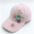Schicke rosa Plüsch-Baseballcap mit eleganten Stoffblumen, funkelnden Strasssteinen und Perlen. - Erwachsene, Hutumfang 58cm Verstellbar / Rosa