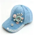 Detailansicht der hellblauen flauschigen Kappe mit Perlen und Blumen-Strasssteinen. - Erwachsene, Hutumfang 58cm Verstellbar / Blau