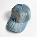 Vista detallada de la gorra de béisbol de mezclilla con pedrería y patrón de hojas de cristal. - Adulto, Circunferencia de la gorra 58cm ajustable / Azul claro