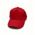 Gros plan de la casquette rouge classique, montrant des coutures fines et un tissu résistant. - Réglable 58 cm / Rouge