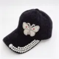 Gros plan de la casquette de baseball en peluche noire avec papillon et perles. - Adulte (Circonférence réglable 58cm) / Noir