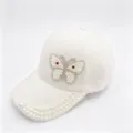 Vue détaillée de la casquette de baseball en polaire blanche avec papillon en strass et perles. - Adulte (Circonférence réglable 58cm) / Blanc