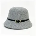 Gedetailleerd overzicht van de grijze wollen bucket hat met zwarte lederen riem en gesp. - M (56-58cm) / Lichtgrijs