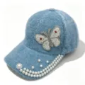 Gros plan détaillé de la casquette pelucheuse d'hiver avec papillon perlé étincelant. - Adulte (Ajustable 58CM) / Bleu