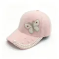 Vue détaillée de la casquette de baseball en fourrure synthétique rose et papillon perlé. - Adulte (Ajustable 58CM) / Rose 1