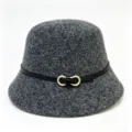 Donkergrijze wollen bucket hat detail met zwarte lederen band en elegante metalen gesp. - M (56-58cm) / donkergrijs