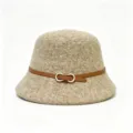 Detailopname van de wollen bucket hat met bruine lederen riem en metalen gesp. - M (56-58cm) / Khaki