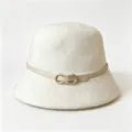 Detailweergave van elegante wollen viltemmerhoed met chique lederen band en gouden metalen gesp. - M (56-58cm) / Wit