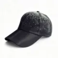 Gros plan sur les détails de la casquette de baseball scintillante avec des strass dégradés. - Adulte (Circonférence réglable 58cm) / Noir Dégradé Argent