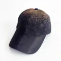 Gros plan détail sur la casquette de baseball noire avec des strass dégradés brillants. - Adulte (Circonférence réglable 58cm) / Noir Ombre Or