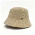 Vista detallada del sombrero de pescador en mezcla de lana beige, textura suave y logo. - M (56-58cm) / Caqui