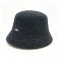 Sombrero de pescador de mezcla de lana gris oscuro con placa de metal para otoño. - M (56-58cm) / Negro