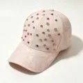 Gedetailleerd overzicht van de roze strass honkbalpet met een subtiel bloemenreliëf. - Volwassen Model, Verstelbaar 57CM Omtrek / Roze
