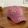 Detailopname van de roze honkbalpet voor kinderen met fonkelende strass-steentjes bloemmotieven. - Verstelbaar 54cm (Kinderen) / Fuchsia