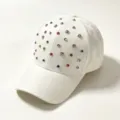 Close-up detail van sprankelende veelkleurige strass-steentjes op witte honkbalpet stof. - Volwassen Model, Verstelbaar 57CM Omtrek / Wit