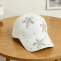 Leuke witte honkbalpet versierd met sprankelende iriserende strass bloemenpatronen. - Verstelbaar 54cm (Kinderen) / Wit