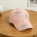 Detailopname van de roze kinderbaseballpet versierd met schitterende strass bloemen. - Verstelbaar 54cm (Kinderen) / Roze