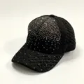 Gros plan détaillé de la casquette noire ornée de strass avec tissu texturé et cristaux brillants. - Taille unique / Noir