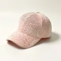 Gros plan sur la casquette de baseball matelassée en velours rose avec des strass. - Taille unique / Rose Clair