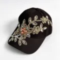 Vista detallada de gorra de béisbol negra con bordado dorado y deslumbrantes pedrería. - Adulto, Circunferencia de la gorra 58cm ajustable / Negro