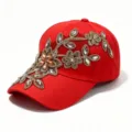 Elegante gorra de béisbol roja con bordado floral dorado y brillantes pedrerías finas. - Adulto, Circunferencia de la gorra 58cm ajustable / Rojo