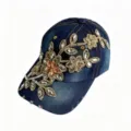 Vista dettagliata del berretto in denim blu scuro con ricamo in oro squisito e strass scintillanti. - Adulto, Circonferenza del cappello 58cm regolabile / Denim Blu Vintage
