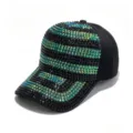Gedetailleerde close-up van zwarte luxe honkbalpet versierd met sprankelende blauwe en groene strass. - Volwassene, Hoofdomtrek 58cm Verstelbaar / Zwart (AB Groen en Zwarte Strass-steentjes)